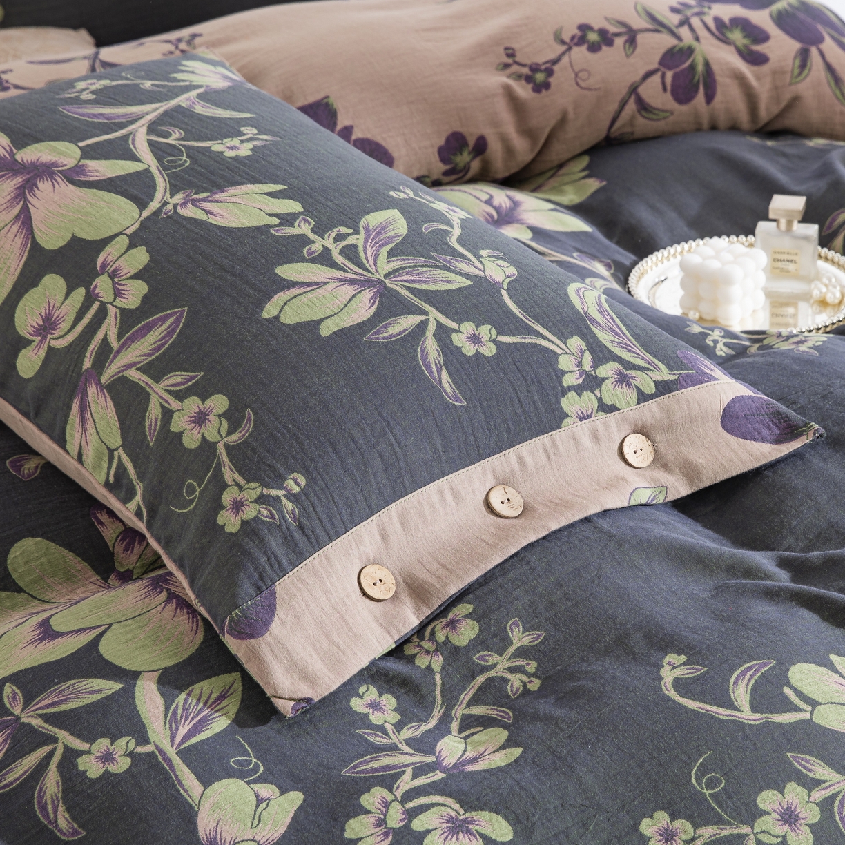 91家纺网 家纺一手货源 找家纺 双层纱家居 2025新款纯棉双层纱纽扣款四件套 秋雨墨绿