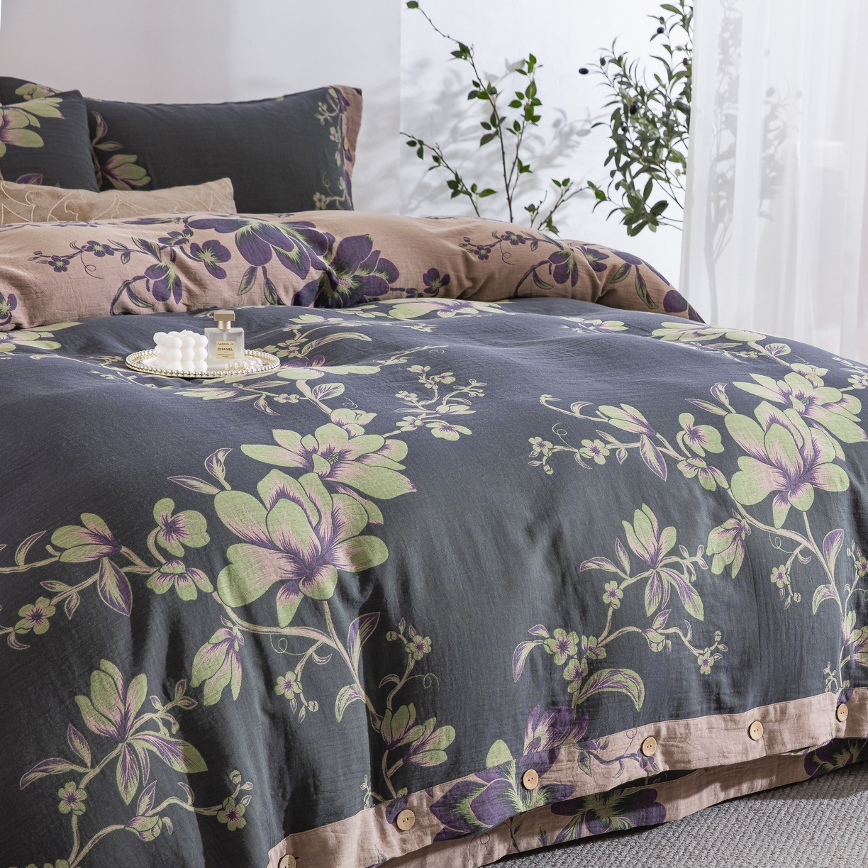 91家纺网 家纺一手货源 找家纺 双层纱家居 2025新款纯棉双层纱纽扣款四件套 秋雨墨绿