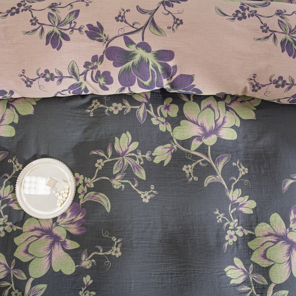 91家纺网 家纺一手货源 找家纺 双层纱家居 2025新款纯棉双层纱纽扣款四件套 秋雨墨绿