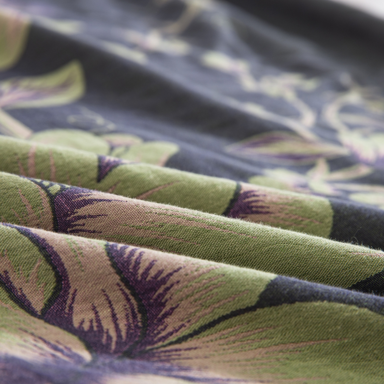 91家纺网 家纺一手货源 找家纺 双层纱家居 2025新款纯棉双层纱纽扣款四件套 秋雨墨绿