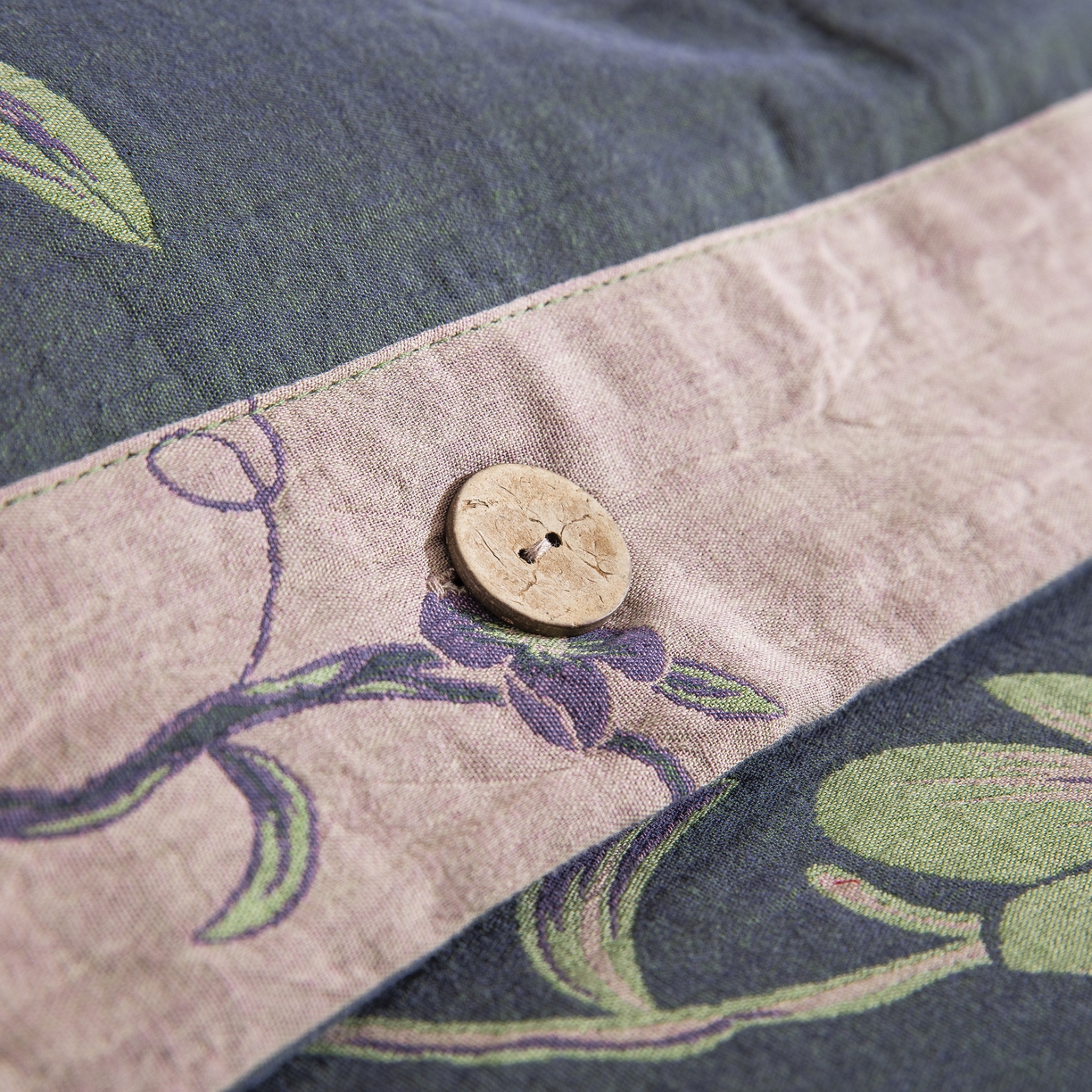 91家纺网 家纺一手货源 找家纺 双层纱家居 2025新款纯棉双层纱纽扣款四件套 秋雨墨绿