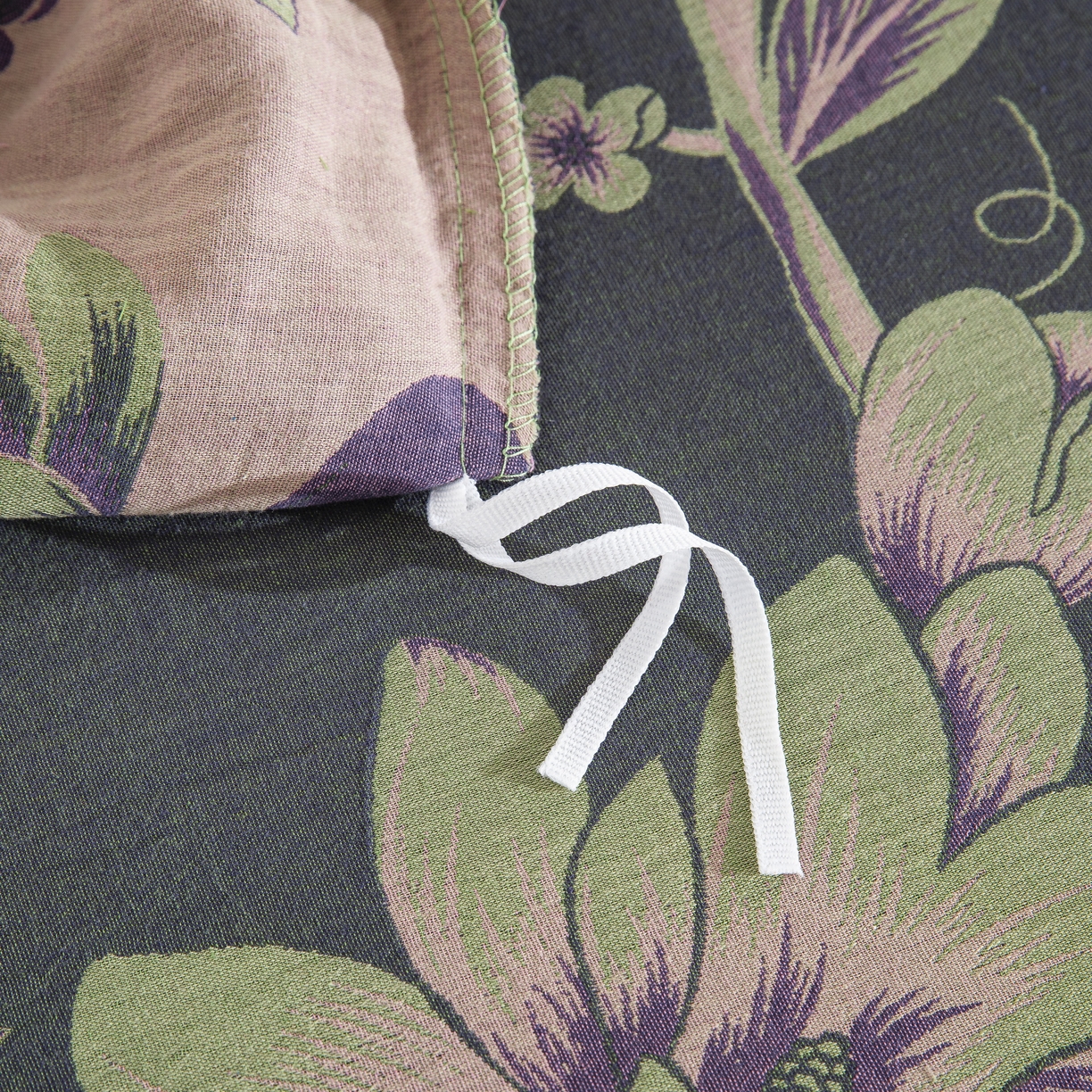 91家纺网 家纺一手货源 找家纺 双层纱家居 2025新款纯棉双层纱纽扣款四件套 秋雨墨绿