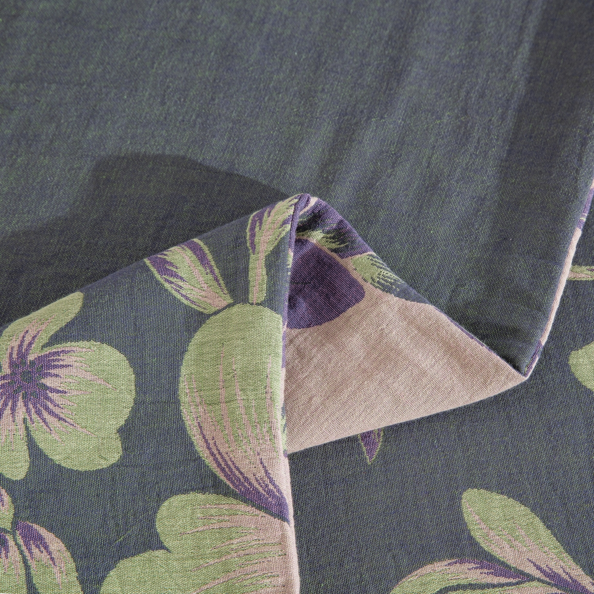 91家纺网 家纺一手货源 找家纺 双层纱家居 2025新款纯棉双层纱纽扣款四件套 秋雨墨绿