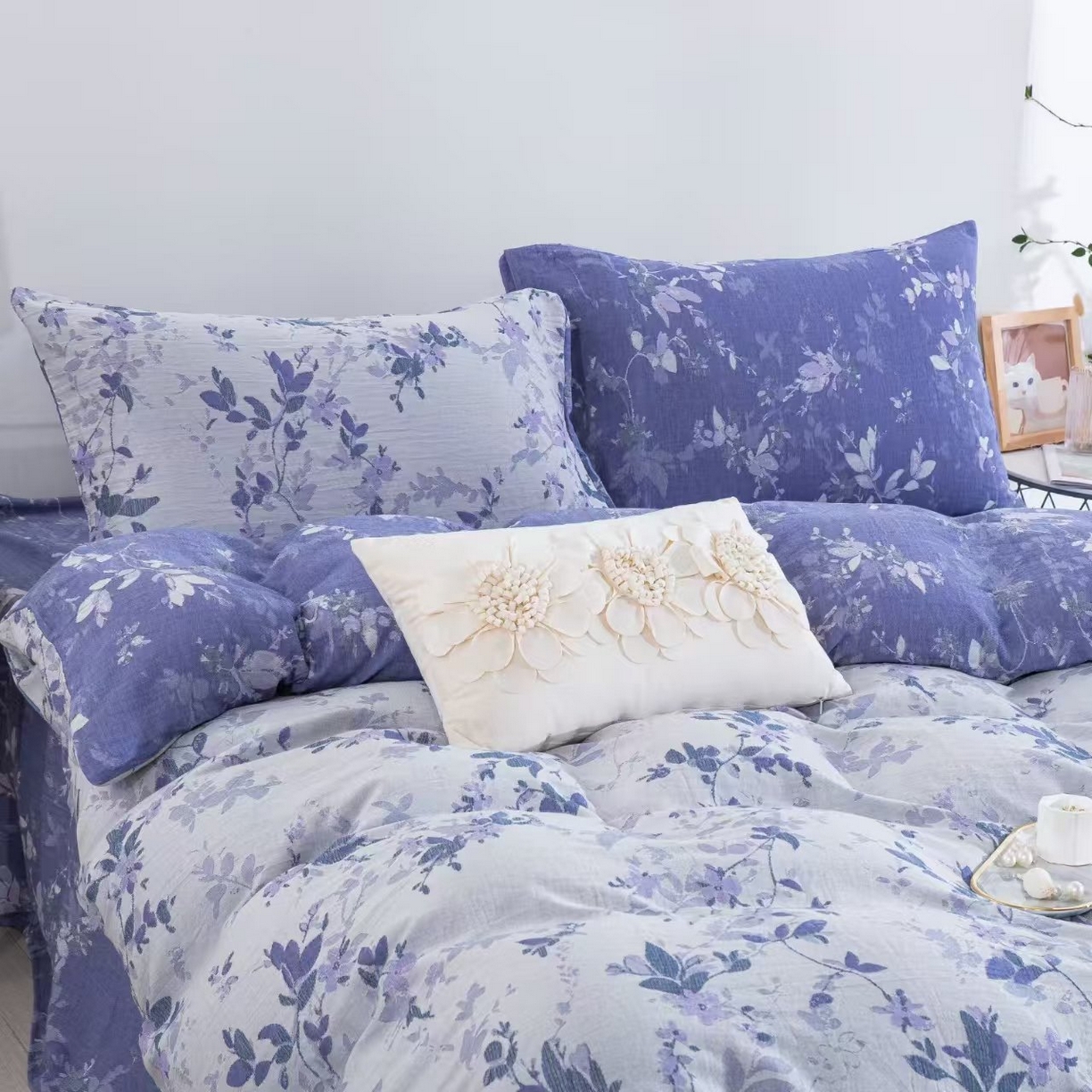 91家纺网 家纺一手货源 找家纺 双层纱家居 2025新款纯棉双层纱纽扣款四件套 雾里看花墨蓝