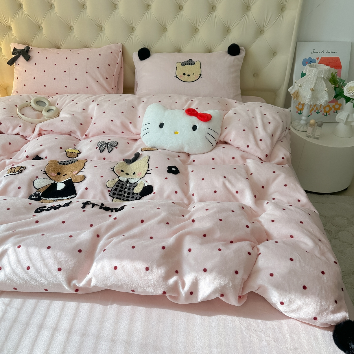 子钦家纺 2025秋冬新款暗黑系小红书同款加厚牛奶绒蝴蝶结款毛巾绣床单床笠四件套-快乐兄妹场景一 快乐兄妹-粉波点