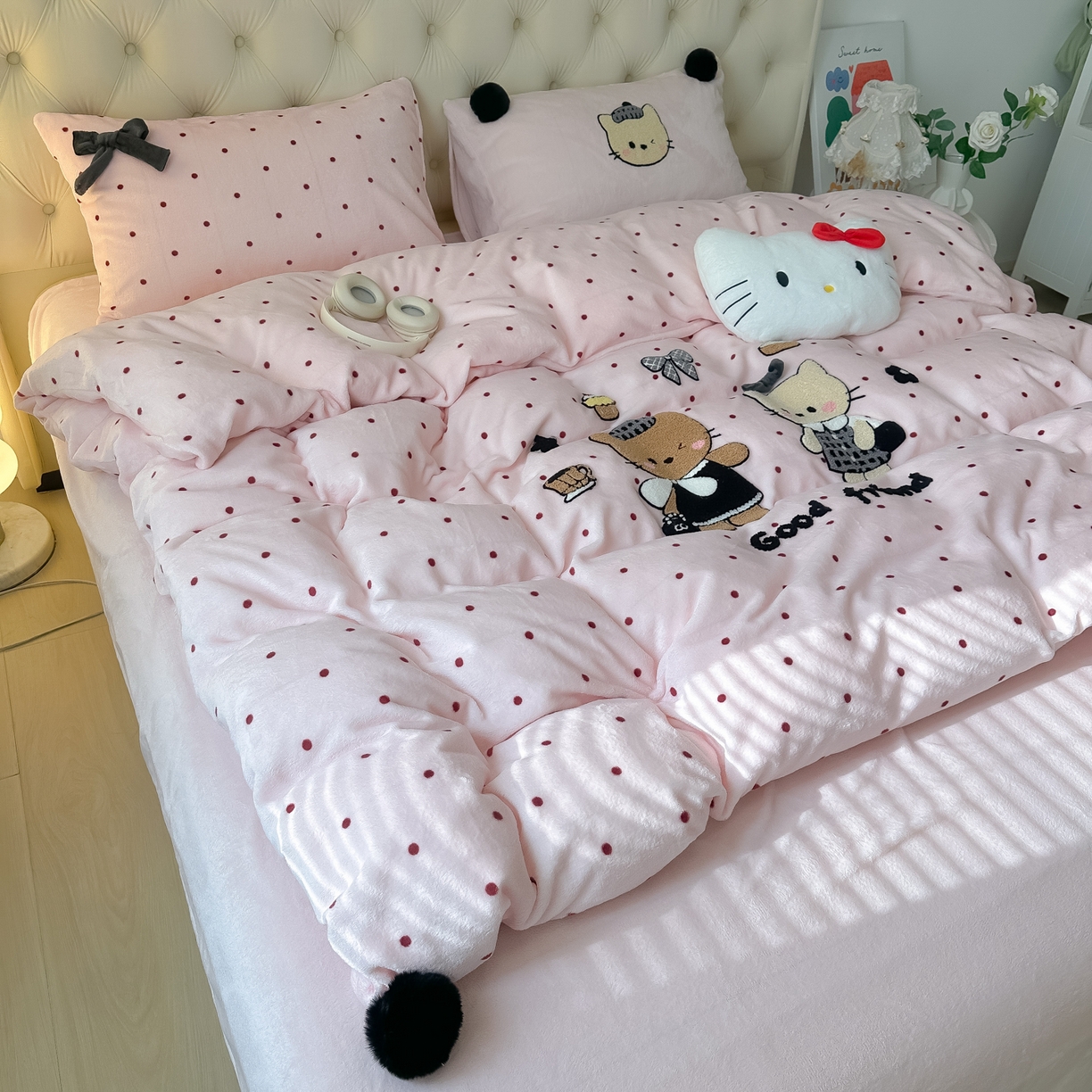91家纺网 家纺一手货源 找家纺 子钦家纺 2025秋冬新款暗黑系小红书同款加厚牛奶绒蝴蝶结款毛巾绣床单床笠四件套-快乐兄妹场景一 快乐兄妹-粉波点