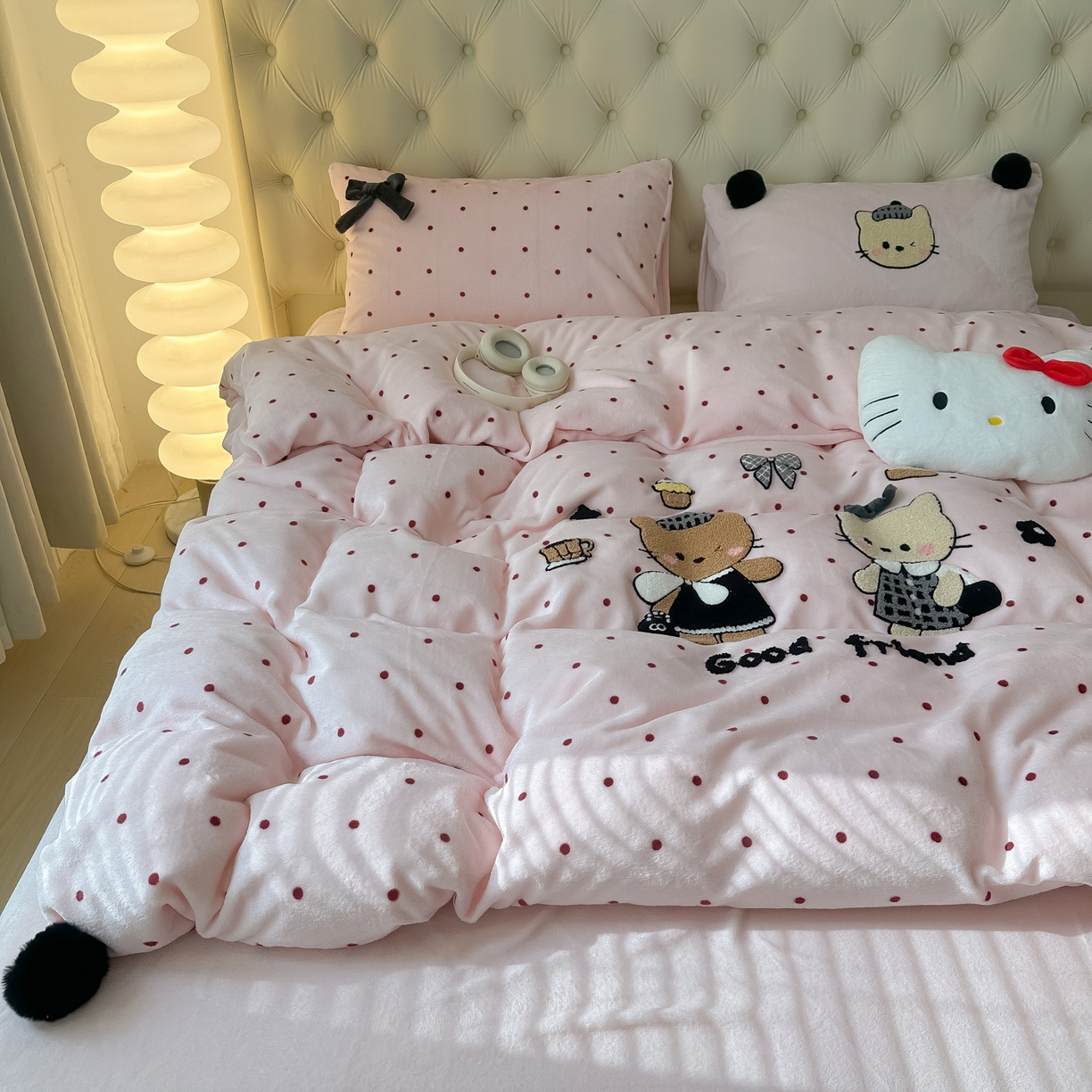 91家纺网 家纺一手货源 找家纺 子钦家纺 2025秋冬新款暗黑系小红书同款加厚牛奶绒蝴蝶结款毛巾绣床单床笠四件套-快乐兄妹场景一 快乐兄妹-粉波点