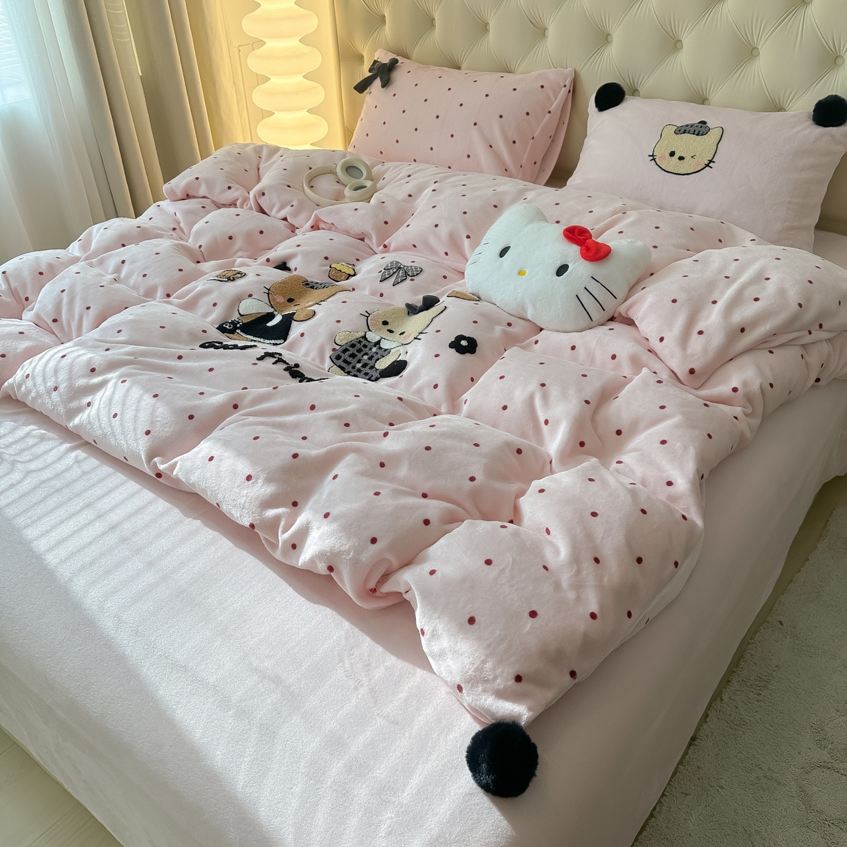 91家纺网 家纺一手货源 找家纺 子钦家纺 2025秋冬新款暗黑系小红书同款加厚牛奶绒蝴蝶结款毛巾绣床单床笠四件套-快乐兄妹场景一 快乐兄妹-粉波点
