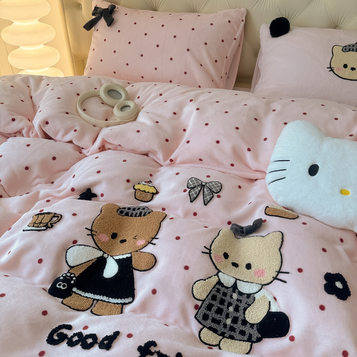 91家纺网 家纺一手货源 找家纺 子钦家纺 2025秋冬新款暗黑系小红书同款加厚牛奶绒蝴蝶结款毛巾绣床单床笠四件套-快乐兄妹场景一 快乐兄妹-粉波点