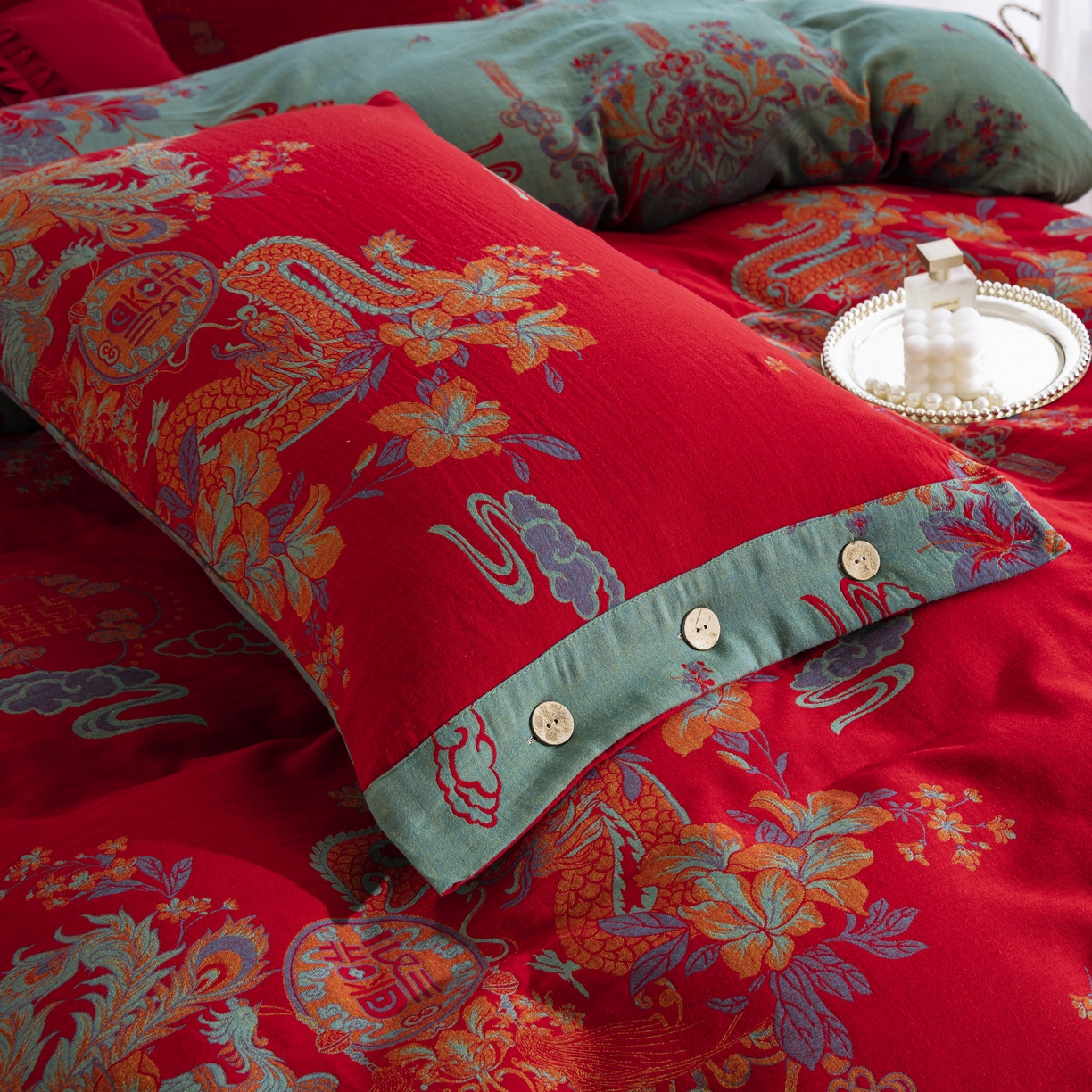 91家纺网 家纺一手货源 找家纺 双层纱家居 2025新款纯棉双层纱纽扣款四件套 新龙凤呈祥