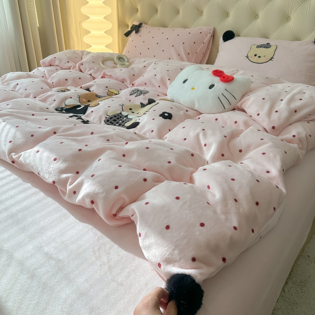 91家纺网 家纺一手货源 找家纺 子钦家纺 2025秋冬新款暗黑系小红书同款加厚牛奶绒蝴蝶结款毛巾绣床单床笠四件套-快乐兄妹场景一 快乐兄妹-粉波点