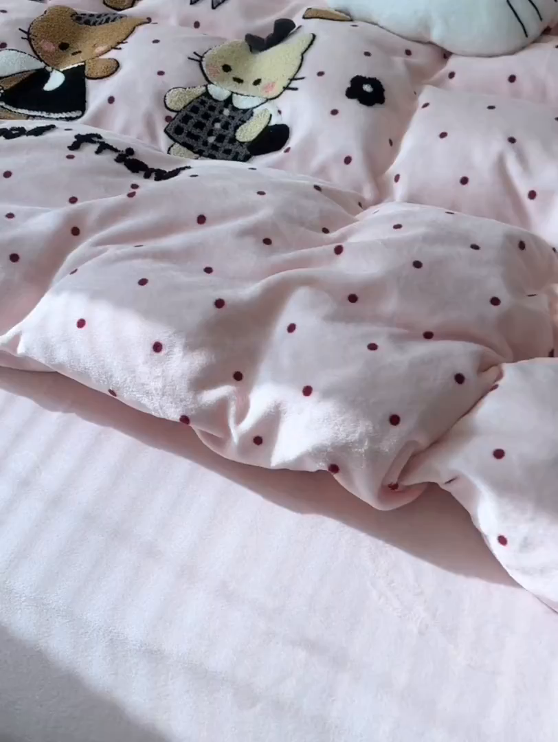 91家纺网 家纺一手货源 找家纺 子钦家纺 2025秋冬新款暗黑系小红书同款加厚牛奶绒蝴蝶结款毛巾绣床单床笠四件套-快乐兄妹场景一 快乐兄妹-粉波点