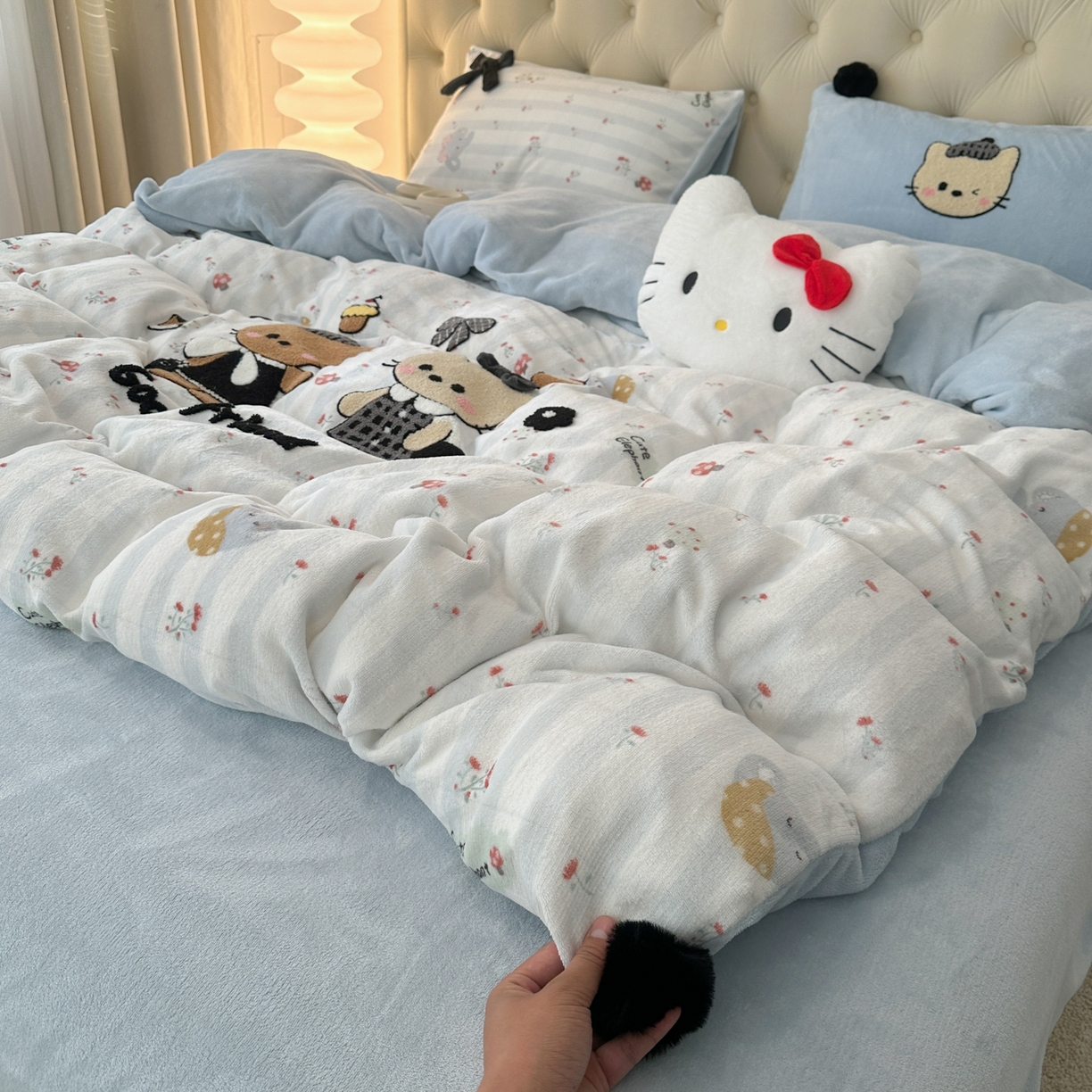 91家纺网 家纺一手货源 找家纺 子钦家纺 2025秋冬新款暗黑系小红书同款加厚牛奶绒蝴蝶结款毛巾绣床单床笠四件套-快乐兄妹场景一 快乐兄妹-好时光