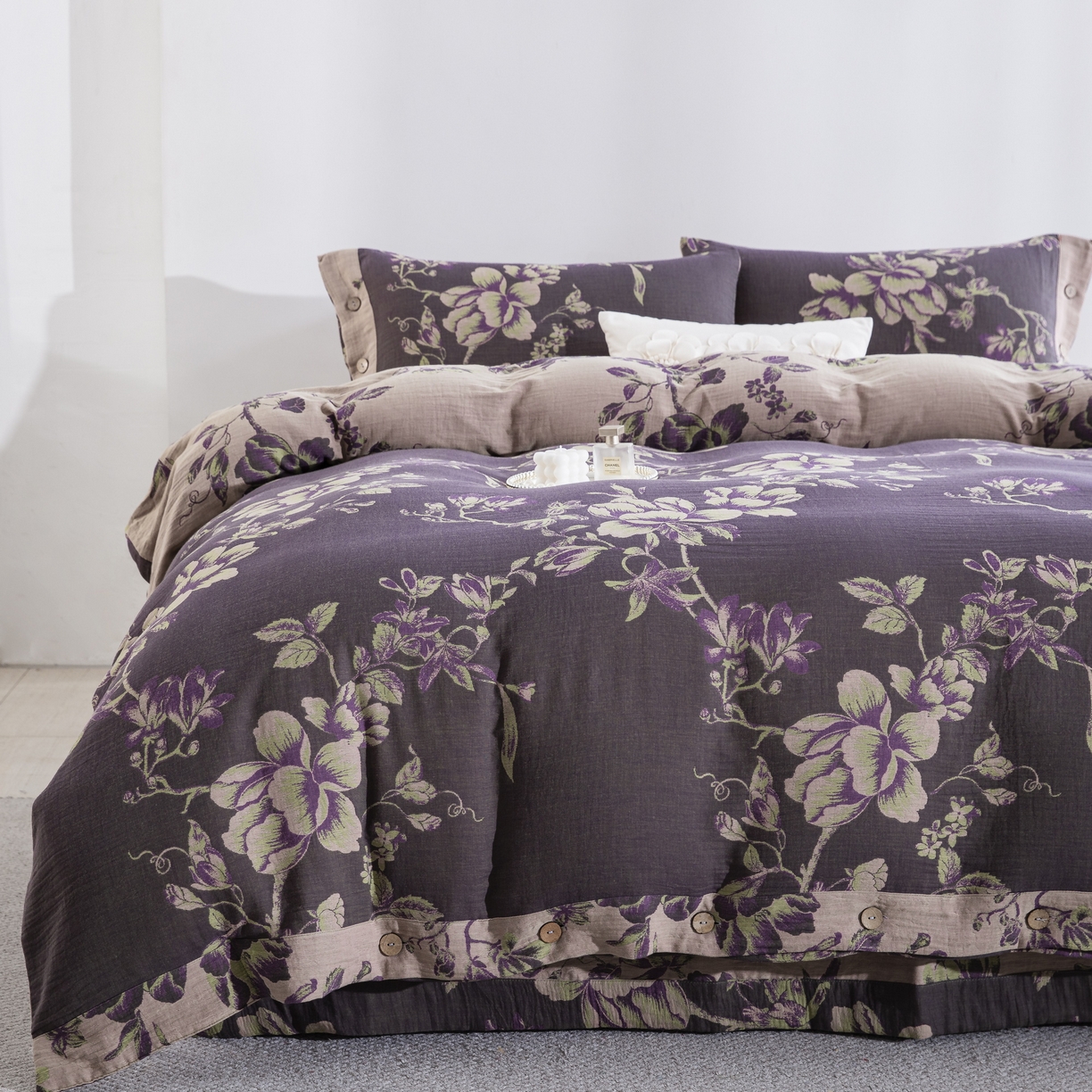 91家纺网 家纺一手货源 找家纺 双层纱家居 2025新款纯棉双层纱纽扣款四件套 一帆风顺灰