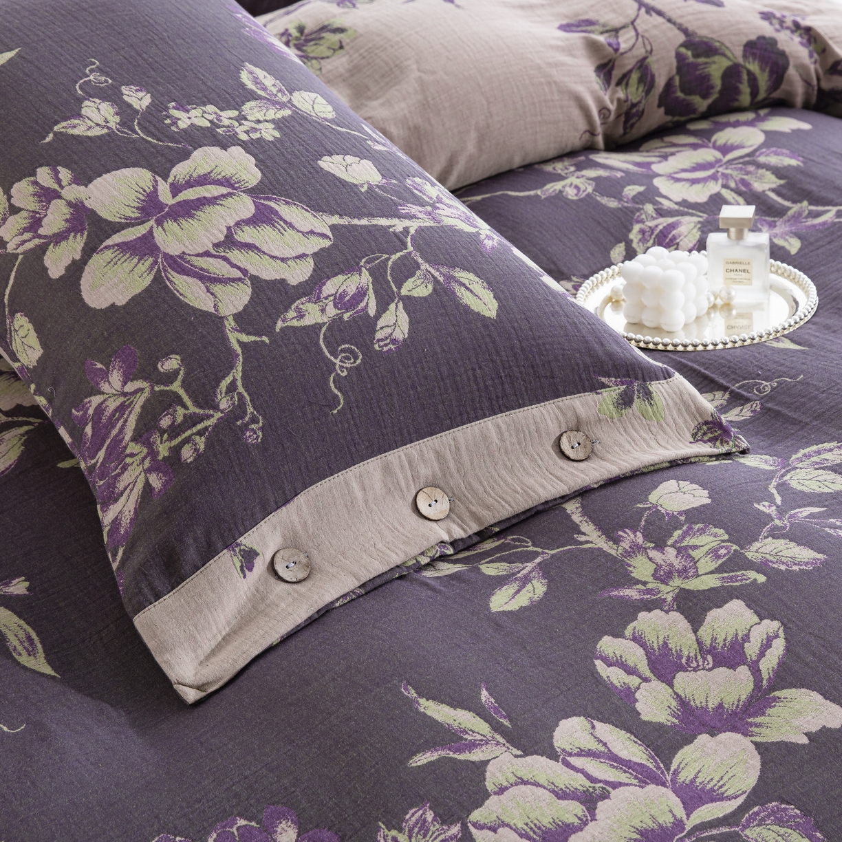 91家纺网 家纺一手货源 找家纺 双层纱家居 2025新款纯棉双层纱纽扣款四件套 一帆风顺灰