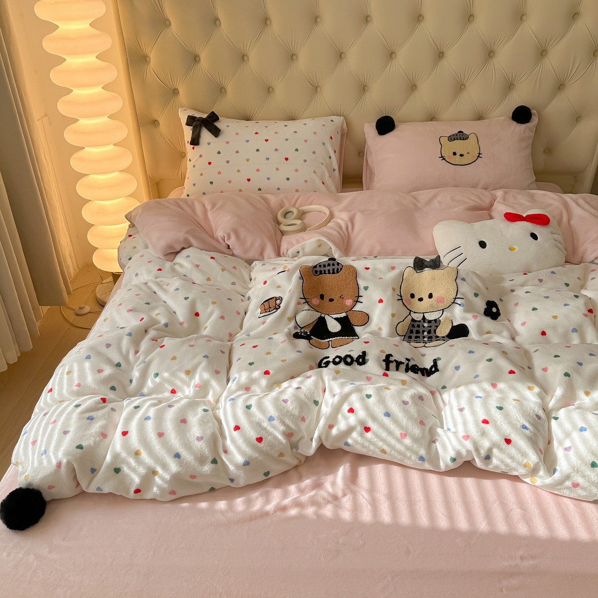 91家纺网 家纺一手货源 找家纺 子钦家纺 2025秋冬新款暗黑系小红书同款加厚牛奶绒蝴蝶结款毛巾绣床单床笠四件套-快乐兄妹场景一 快乐兄妹-满满的爱