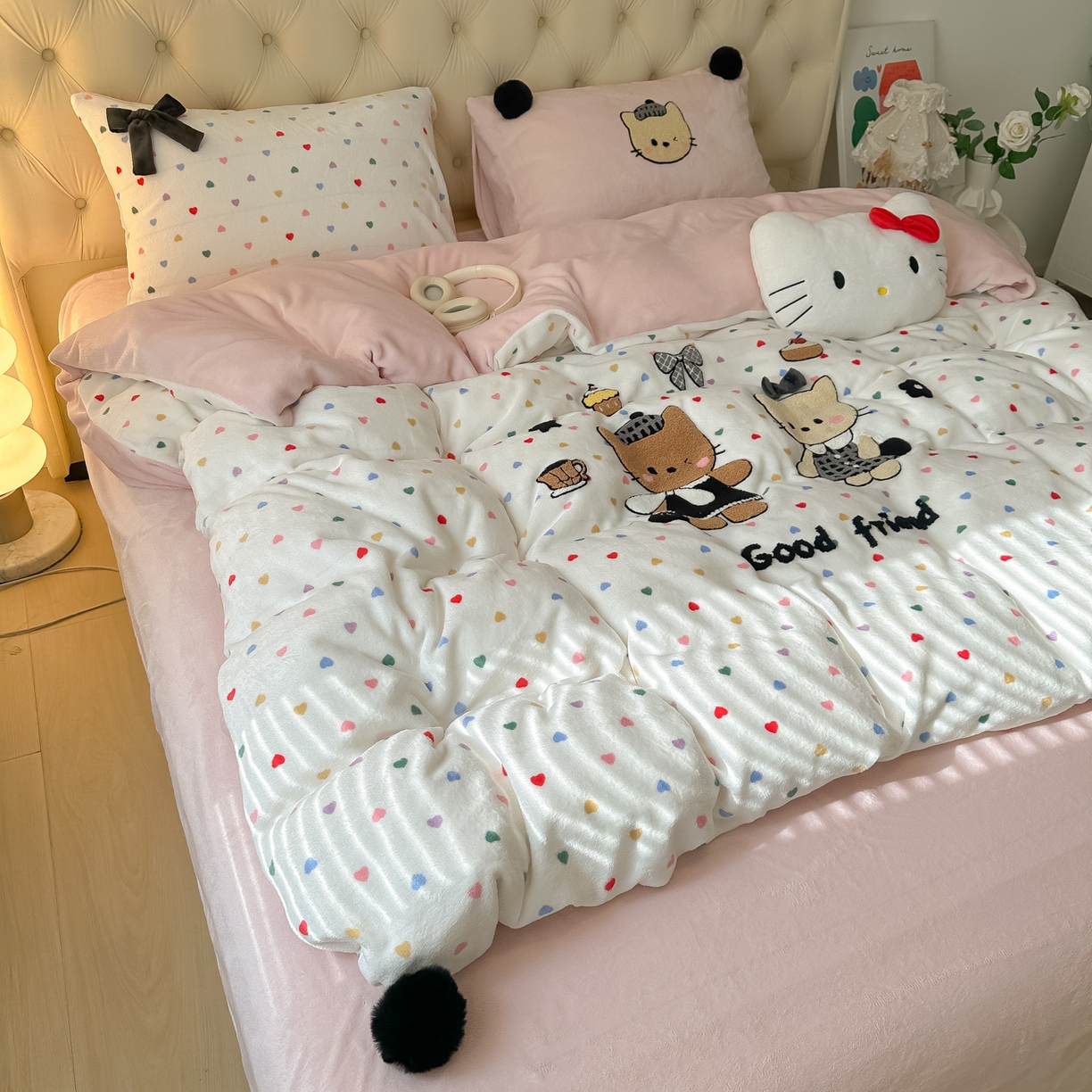 91家纺网 家纺一手货源 找家纺 子钦家纺 2025秋冬新款暗黑系小红书同款加厚牛奶绒蝴蝶结款毛巾绣床单床笠四件套-快乐兄妹场景一 快乐兄妹-满满的爱