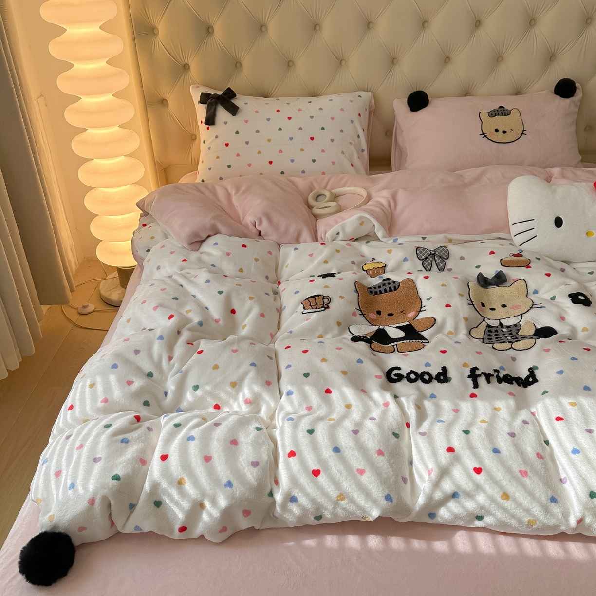 91家纺网 家纺一手货源 找家纺 子钦家纺 2025秋冬新款暗黑系小红书同款加厚牛奶绒蝴蝶结款毛巾绣床单床笠四件套-快乐兄妹场景一 快乐兄妹-满满的爱