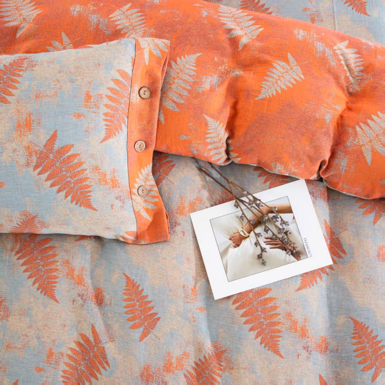 91家纺网 家纺一手货源 找家纺 双层纱家居 2025新款纯棉双层纱纽扣款四件套 羽毛桔