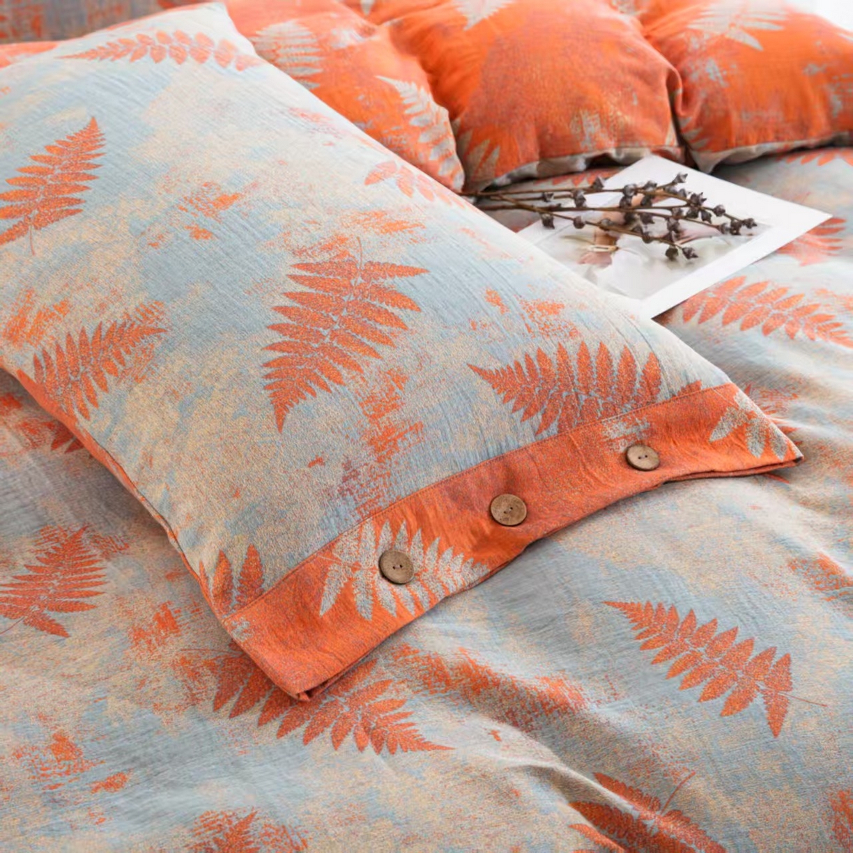 91家纺网 家纺一手货源 找家纺 双层纱家居 2025新款纯棉双层纱纽扣款四件套 羽毛桔