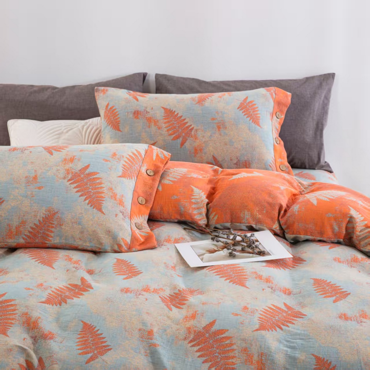 91家纺网 家纺一手货源 找家纺 双层纱家居 2025新款纯棉双层纱纽扣款四件套 羽毛桔