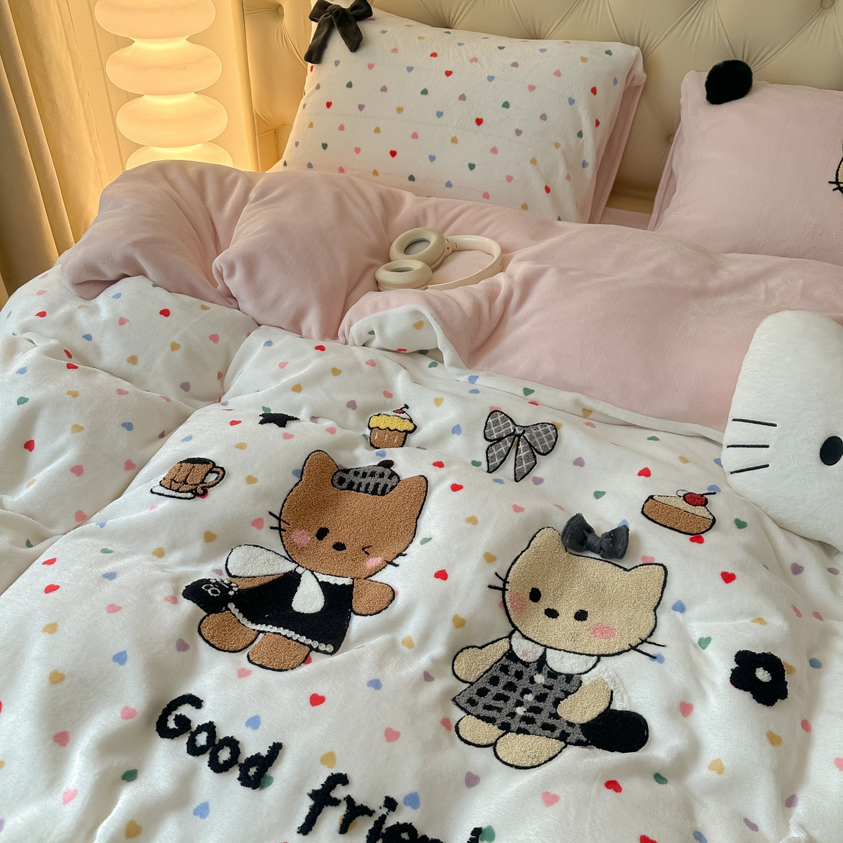 91家纺网 家纺一手货源 找家纺 子钦家纺 2025秋冬新款暗黑系小红书同款加厚牛奶绒蝴蝶结款毛巾绣床单床笠四件套-快乐兄妹场景一 快乐兄妹-满满的爱