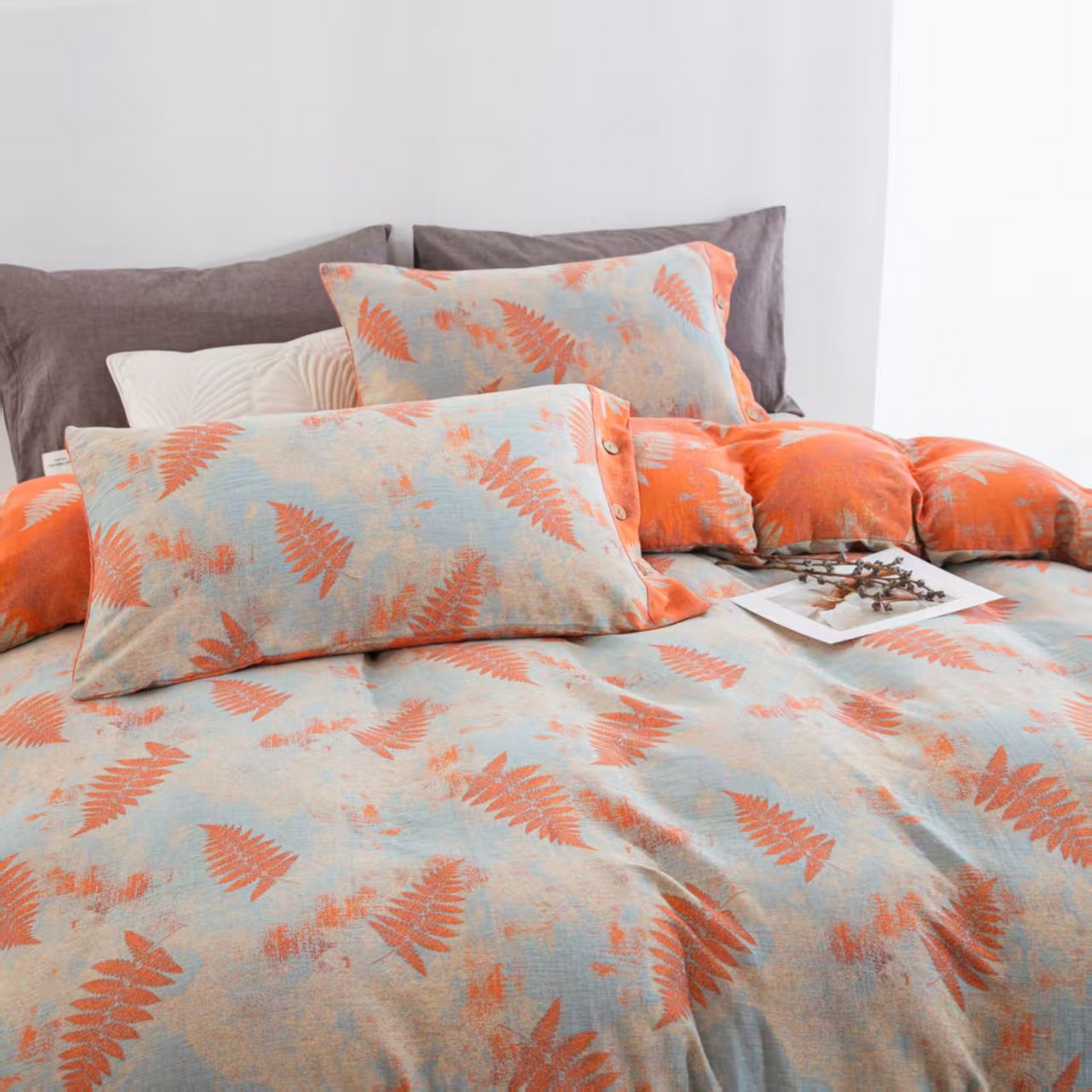 91家纺网 家纺一手货源 找家纺 双层纱家居 2025新款纯棉双层纱纽扣款四件套 羽毛桔