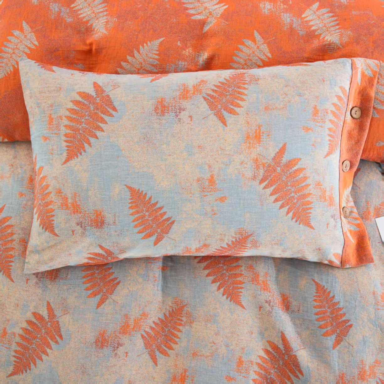 91家纺网 家纺一手货源 找家纺 双层纱家居 2025新款纯棉双层纱纽扣款四件套 羽毛桔