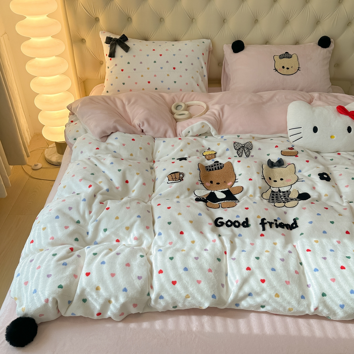 91家纺网 家纺一手货源 找家纺 子钦家纺 2025秋冬新款暗黑系小红书同款加厚牛奶绒蝴蝶结款毛巾绣床单床笠四件套-快乐兄妹场景一 快乐兄妹-满满的爱