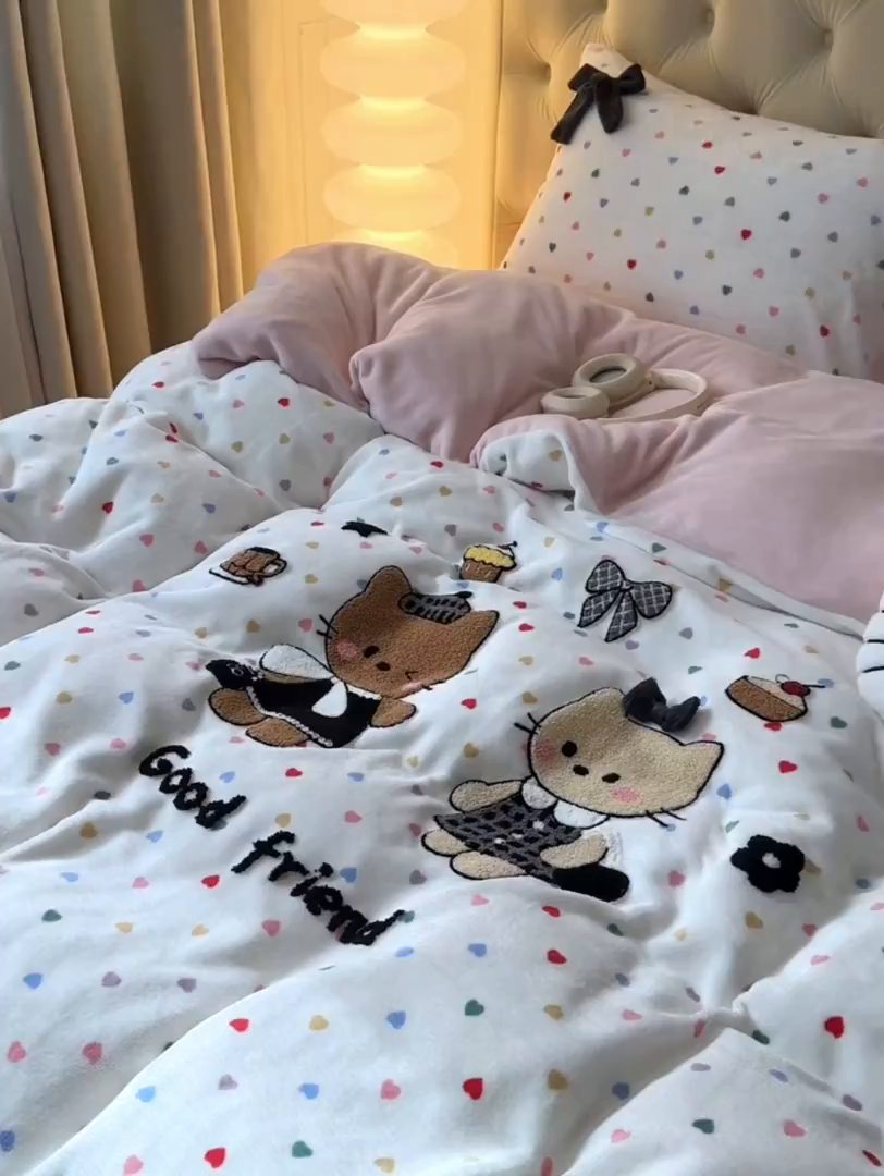 91家纺网 家纺一手货源 找家纺 子钦家纺 2025秋冬新款暗黑系小红书同款加厚牛奶绒蝴蝶结款毛巾绣床单床笠四件套-快乐兄妹场景一 快乐兄妹-满满的爱