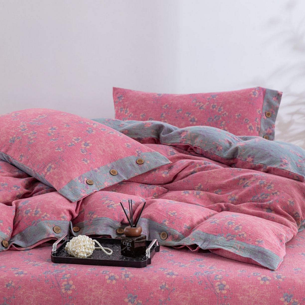 91家纺网 家纺一手货源 找家纺 双层纱家居 2025新款纯棉双层纱纽扣款四件套 织梦粉