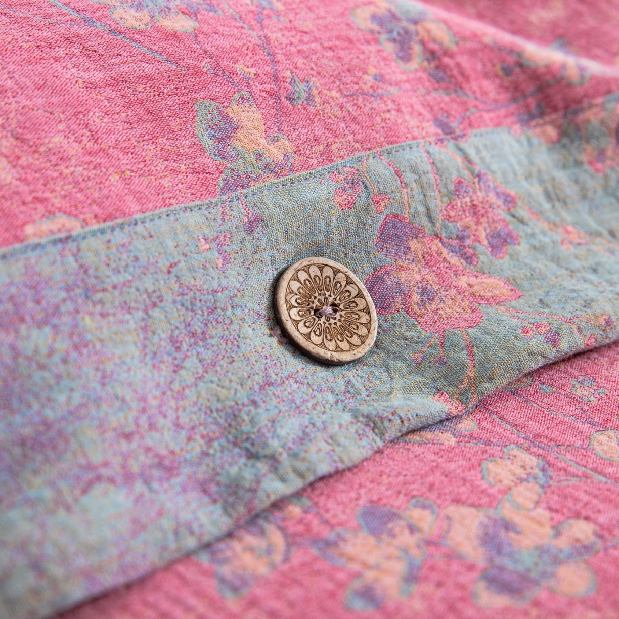 91家纺网 家纺一手货源 找家纺 双层纱家居 2025新款纯棉双层纱纽扣款四件套 织梦粉