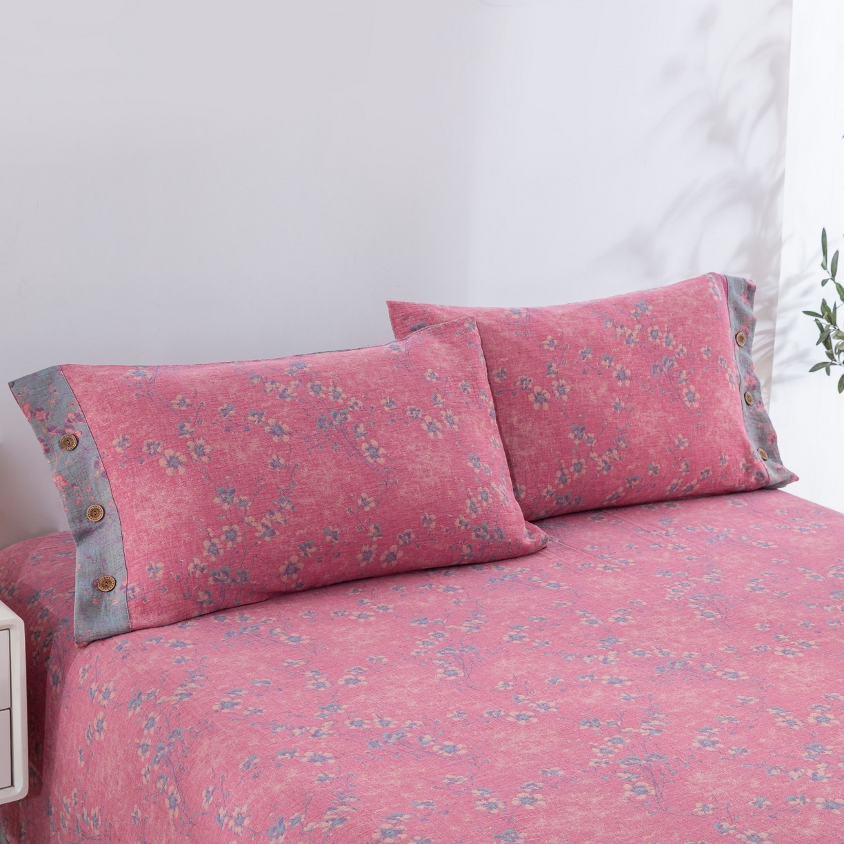 91家纺网 家纺一手货源 找家纺 双层纱家居 2025新款纯棉双层纱纽扣款四件套 织梦粉