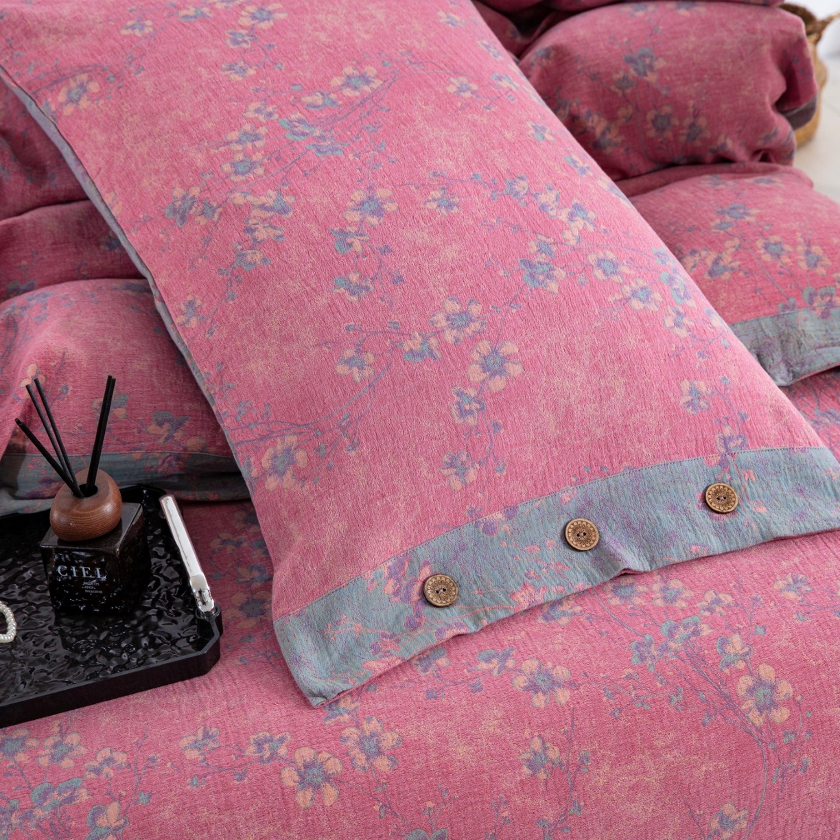 91家纺网 家纺一手货源 找家纺 双层纱家居 2025新款纯棉双层纱纽扣款四件套 织梦粉