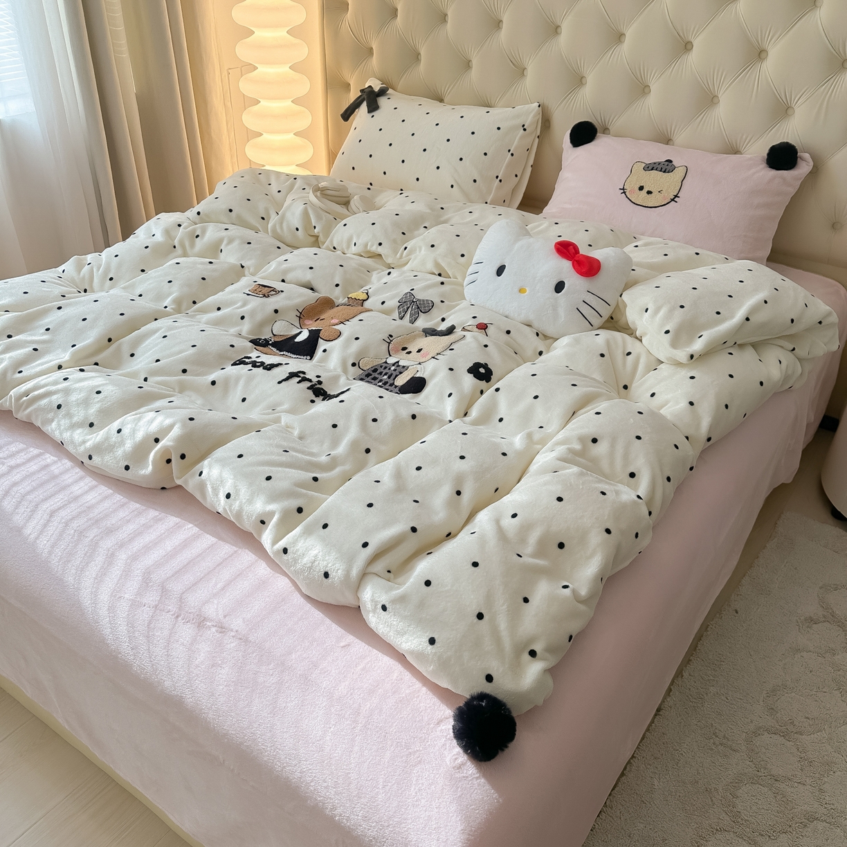 91家纺网 家纺一手货源 找家纺 子钦家纺 2025秋冬新款暗黑系小红书同款加厚牛奶绒蝴蝶结款毛巾绣床单床笠四件套-快乐兄妹场景一 快乐兄妹-奶白波点