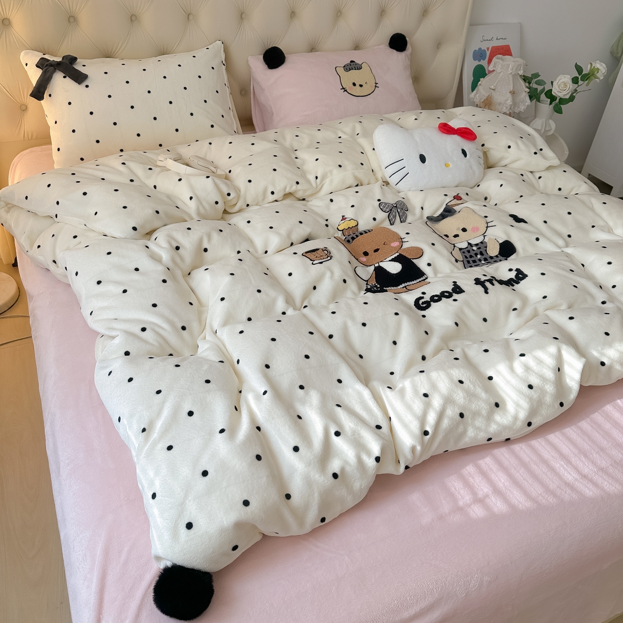 91家纺网 家纺一手货源 找家纺 子钦家纺 2025秋冬新款暗黑系小红书同款加厚牛奶绒蝴蝶结款毛巾绣床单床笠四件套-快乐兄妹场景一 快乐兄妹-奶白波点