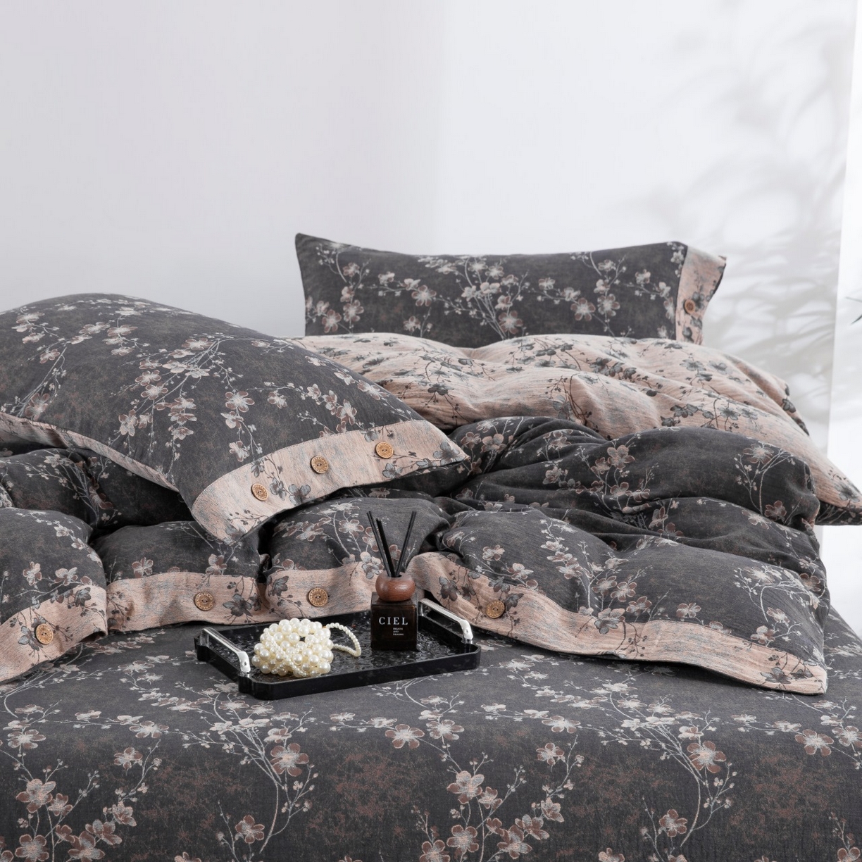 91家纺网 家纺一手货源 找家纺 双层纱家居 2025新款纯棉双层纱纽扣款四件套 织梦水墨