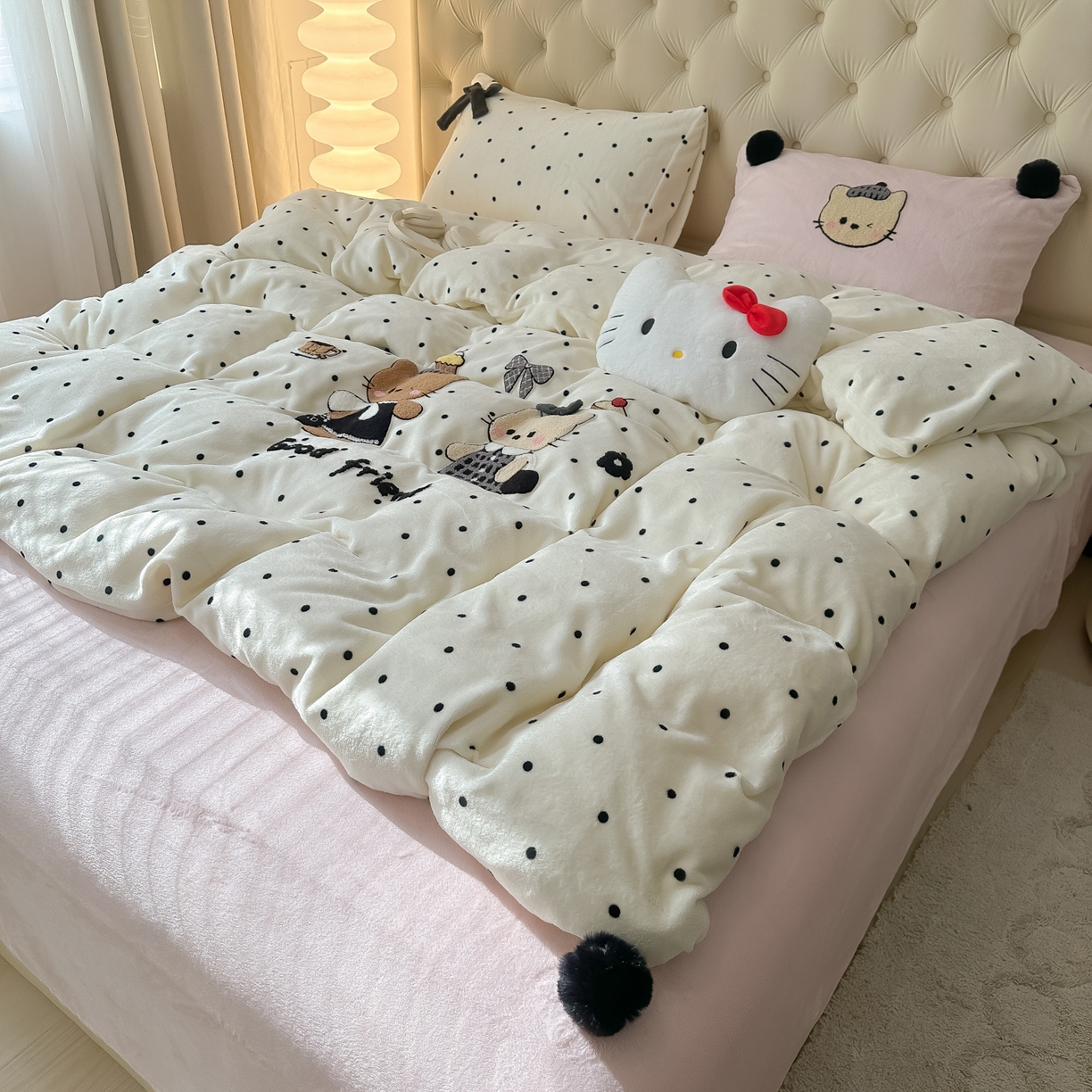 91家纺网 家纺一手货源 找家纺 子钦家纺 2025秋冬新款暗黑系小红书同款加厚牛奶绒蝴蝶结款毛巾绣床单床笠四件套-快乐兄妹场景一 快乐兄妹-奶白波点