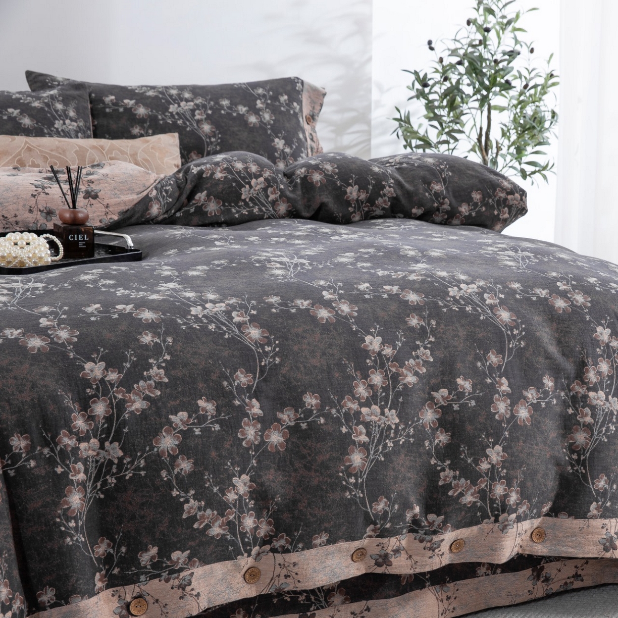 91家纺网 家纺一手货源 找家纺 双层纱家居 2025新款纯棉双层纱纽扣款四件套 织梦水墨