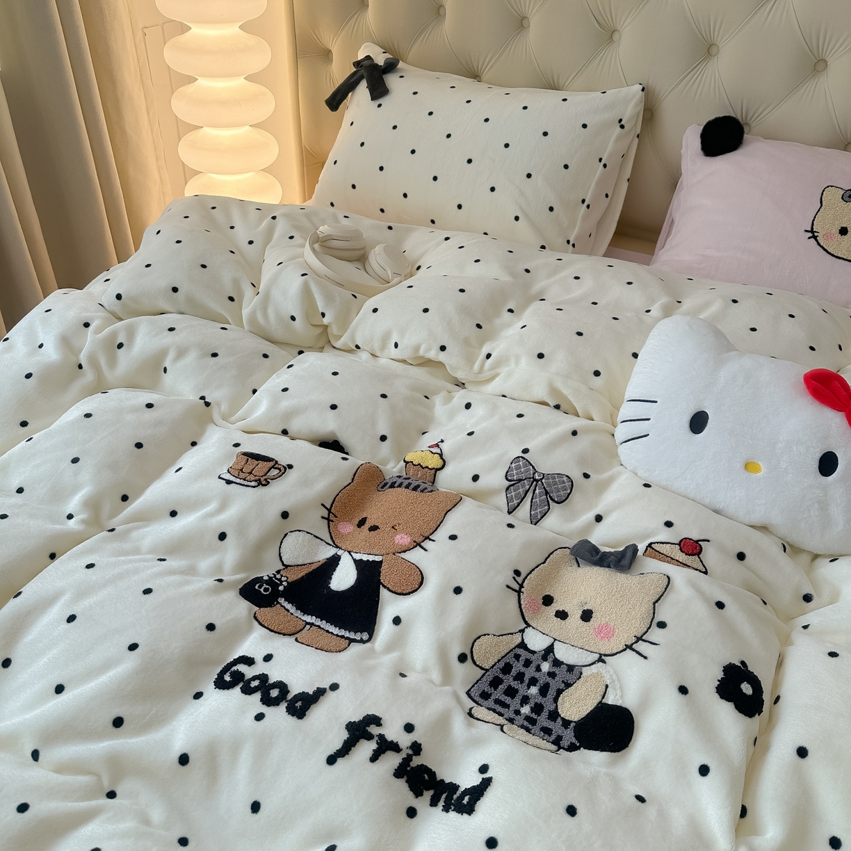 91家纺网 家纺一手货源 找家纺 子钦家纺 2025秋冬新款暗黑系小红书同款加厚牛奶绒蝴蝶结款毛巾绣床单床笠四件套-快乐兄妹场景一 快乐兄妹-奶白波点