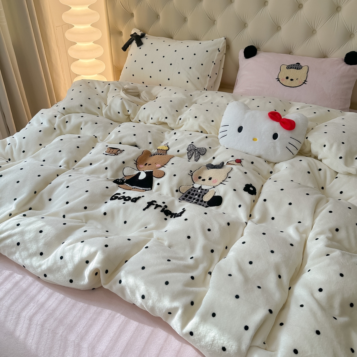 91家纺网 家纺一手货源 找家纺 子钦家纺 2025秋冬新款暗黑系小红书同款加厚牛奶绒蝴蝶结款毛巾绣床单床笠四件套-快乐兄妹场景一 快乐兄妹-奶白波点