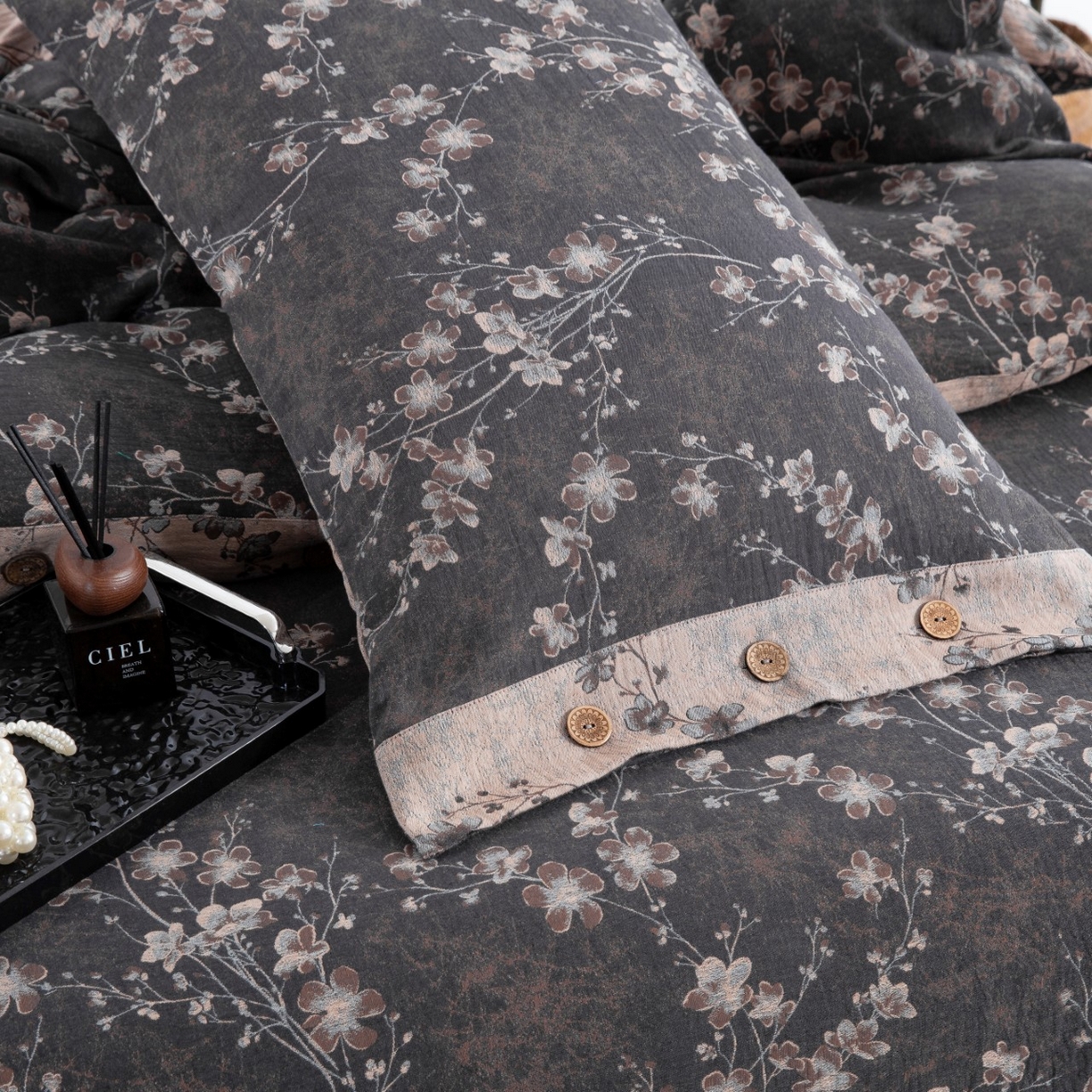 91家纺网 家纺一手货源 找家纺 双层纱家居 2025新款纯棉双层纱纽扣款四件套 织梦水墨