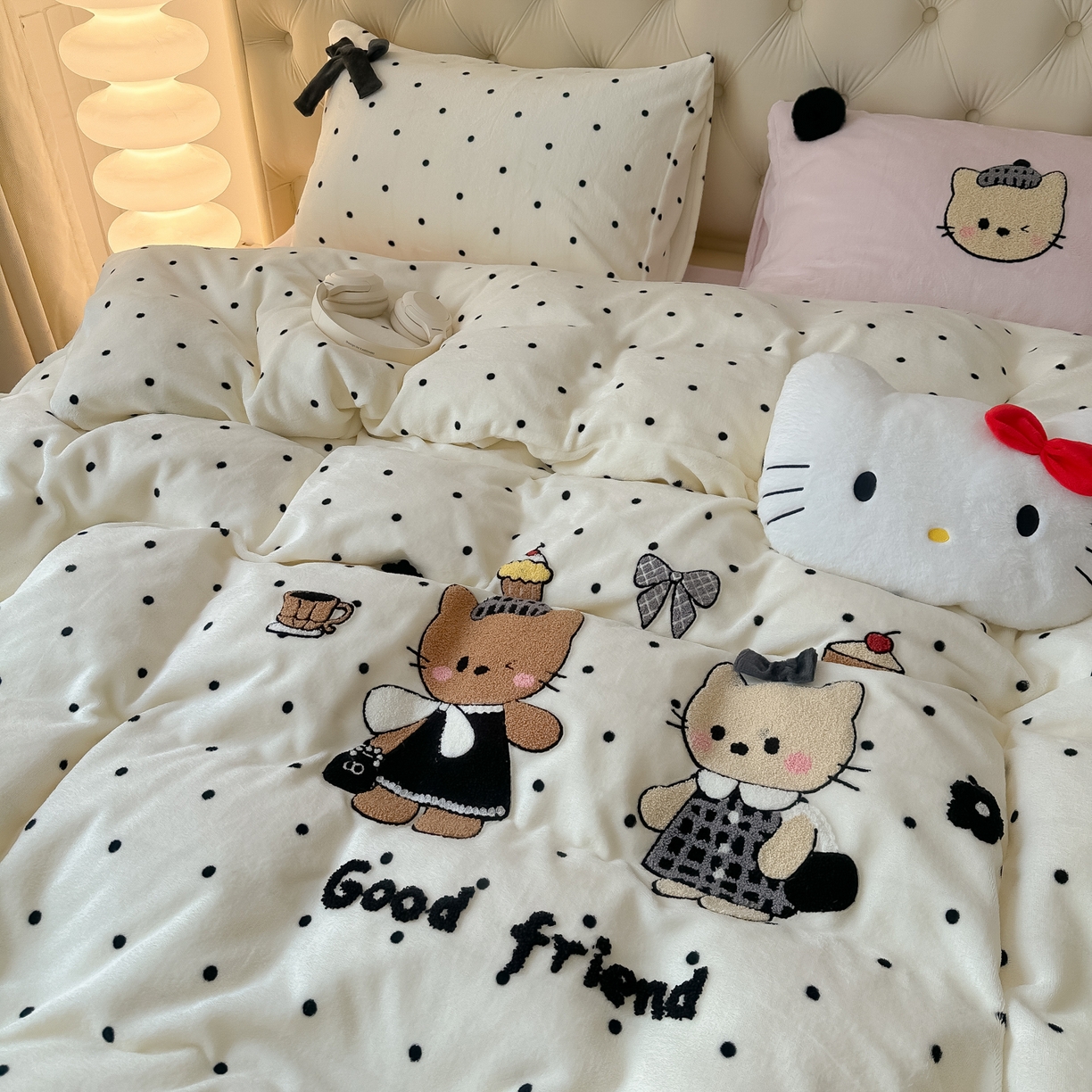 91家纺网 家纺一手货源 找家纺 子钦家纺 2025秋冬新款暗黑系小红书同款加厚牛奶绒蝴蝶结款毛巾绣床单床笠四件套-快乐兄妹场景一 快乐兄妹-奶白波点