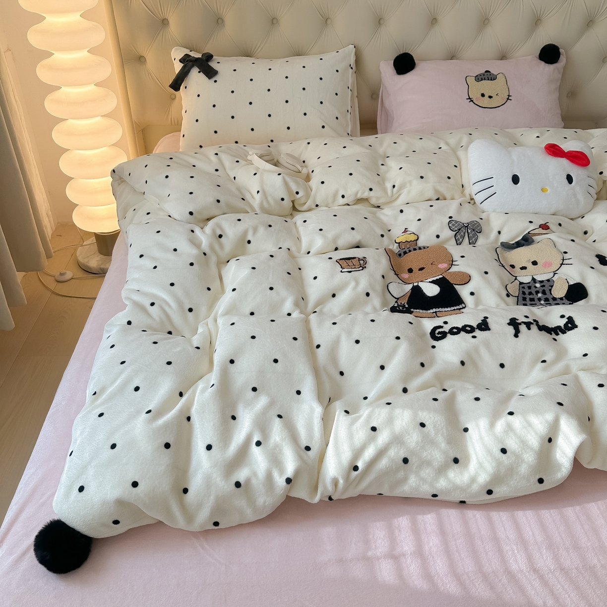 91家纺网 家纺一手货源 找家纺 子钦家纺 2025秋冬新款暗黑系小红书同款加厚牛奶绒蝴蝶结款毛巾绣床单床笠四件套-快乐兄妹场景一 快乐兄妹-奶白波点