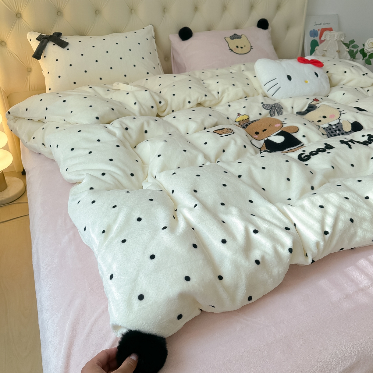91家纺网 家纺一手货源 找家纺 子钦家纺 2025秋冬新款暗黑系小红书同款加厚牛奶绒蝴蝶结款毛巾绣床单床笠四件套-快乐兄妹场景一 快乐兄妹-奶白波点