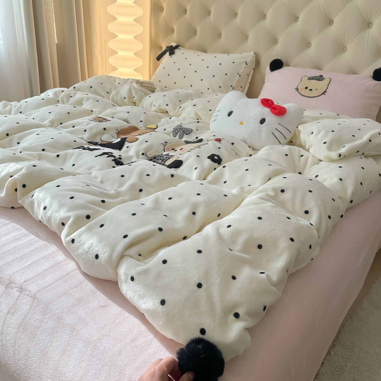 91家纺网 家纺一手货源 找家纺 子钦家纺 2025秋冬新款暗黑系小红书同款加厚牛奶绒蝴蝶结款毛巾绣床单床笠四件套-快乐兄妹场景一 快乐兄妹-奶白波点