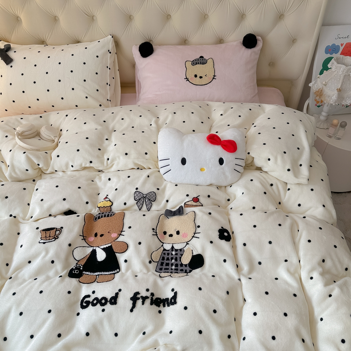 91家纺网 家纺一手货源 找家纺 子钦家纺 2025秋冬新款暗黑系小红书同款加厚牛奶绒蝴蝶结款毛巾绣床单床笠四件套-快乐兄妹场景一 快乐兄妹-奶白波点