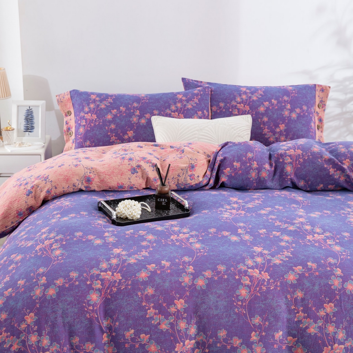 91家纺网 家纺一手货源 找家纺 双层纱家居 2025新款纯棉双层纱纽扣款四件套 织梦紫罗兰