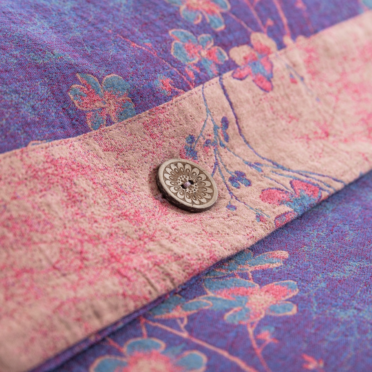 91家纺网 家纺一手货源 找家纺 双层纱家居 2025新款纯棉双层纱纽扣款四件套 织梦紫罗兰