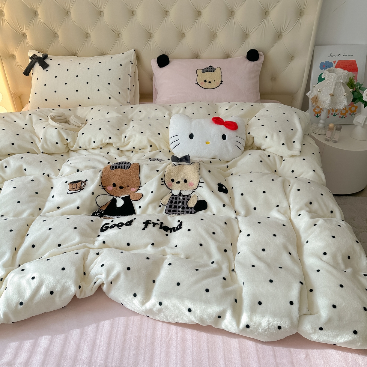 91家纺网 家纺一手货源 找家纺 子钦家纺 2025秋冬新款暗黑系小红书同款加厚牛奶绒蝴蝶结款毛巾绣床单床笠四件套-快乐兄妹场景一 快乐兄妹-奶白波点